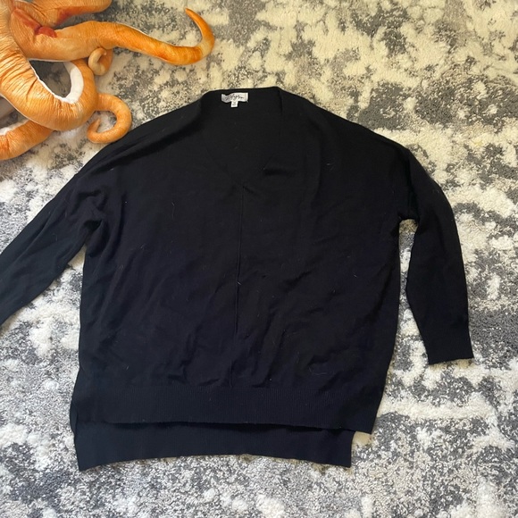 warm and cozy Black knit sweater hi low with v-neck - Picture 6 of 7